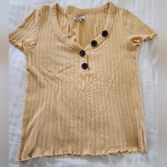 American Eagle button lined V-neck, ribbed top in a yellow color tone size Small - Picture 1 of 4